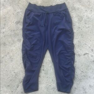 Athleta Grey Ruched Sides Capri Jogger Pants
Women's Size 8